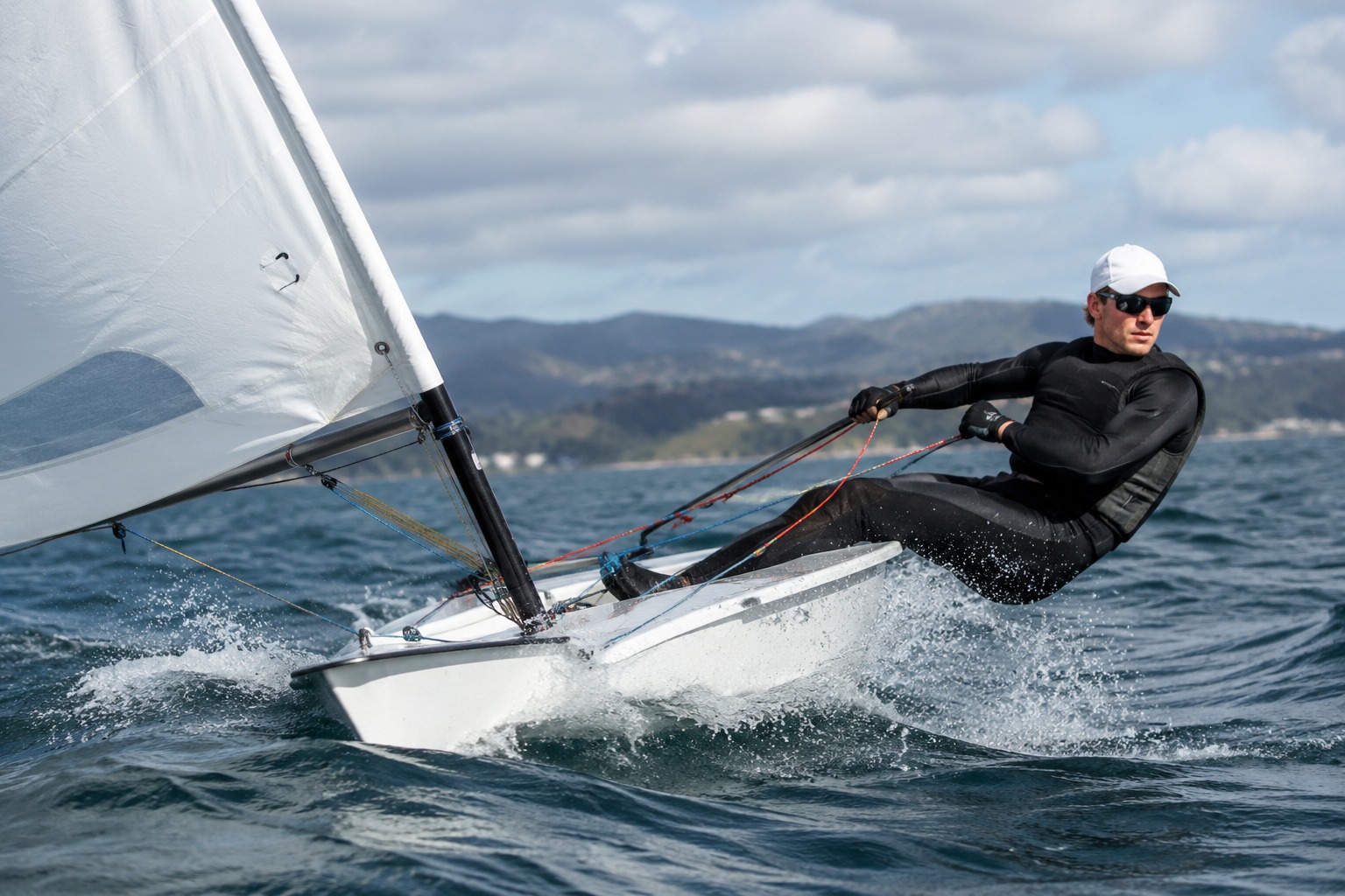 Sailor training at speed in a single-handed dinghy
